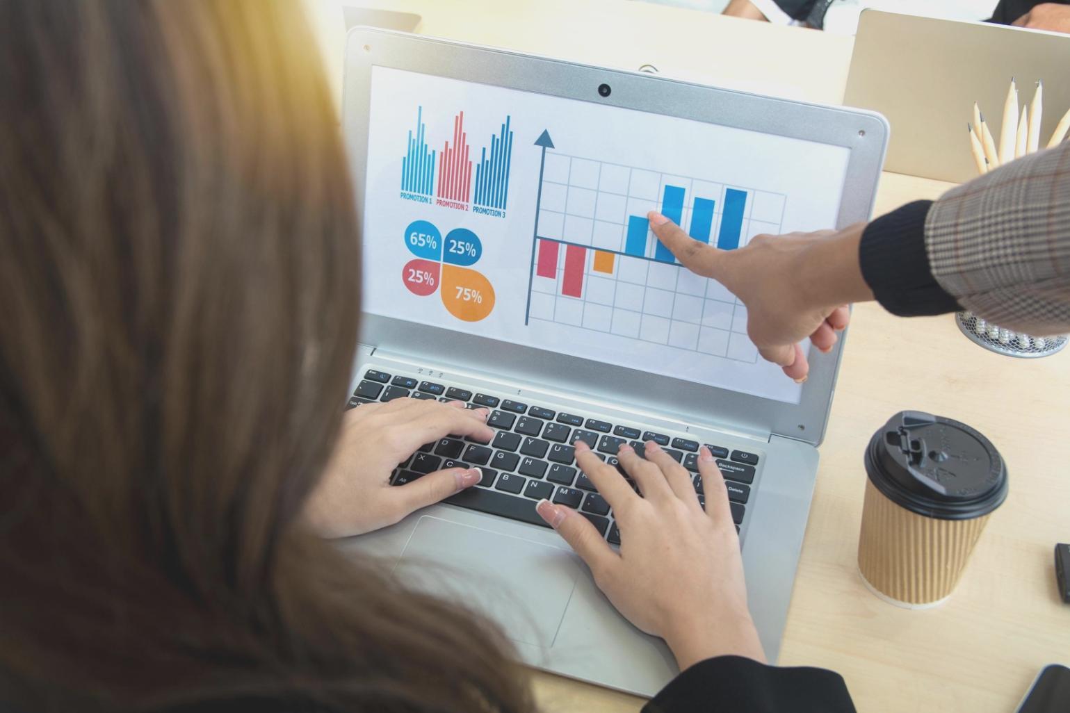 Live webinar session interface showing real-time participant interaction